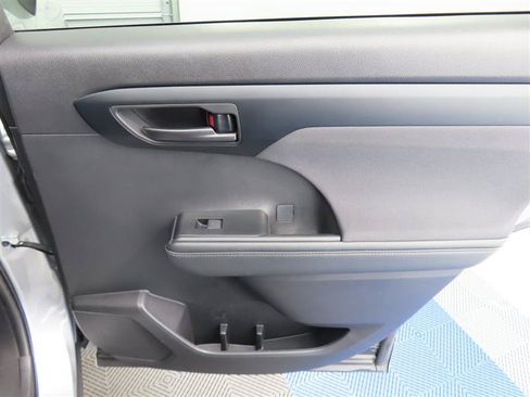 Used 2025 Toyota Highlander LE FWD image 31