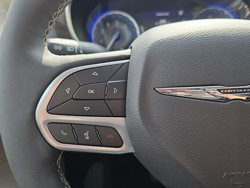 Used 2023 Chrysler Pacifica Limited AWD/4WD image 24