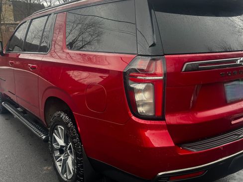 Used 2021 Chevrolet Suburban Z71 image 3