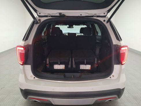 Used 2017 Ford Explorer XLT w/ Equipment Group 201A FWD image 29