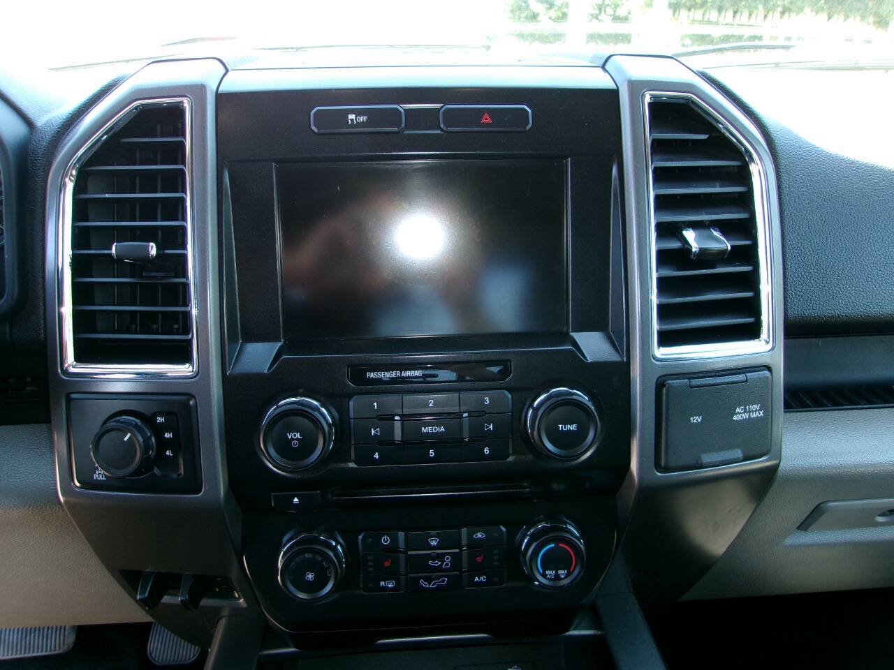 Used 2015 Ford F150 XLT w/ Equipment Group 302A Luxury AWD/4WD image 9