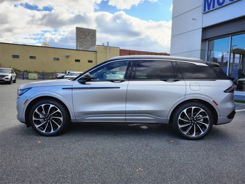 Used 2024 Lincoln Nautilus Black Label image 2