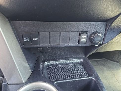 Used 2015 Toyota RAV4 LE AWD/4WD image 29