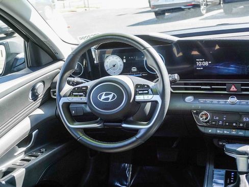 Certified 2025 Hyundai Elantra SEL image 17