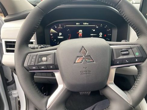 Used 2025 Mitsubishi Outlander SE image 26