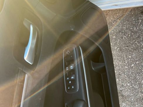 Used 2022 Chrysler 300 Touring w/ Sport Appearance Package image 17