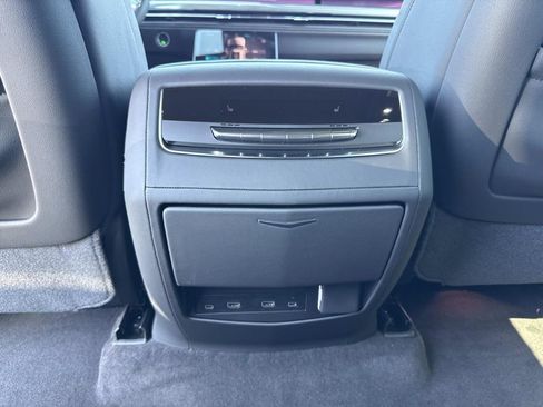 New 2026 Cadillac Escalade ESV Luxury AWD/4WD image 16