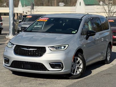 Used 2024 Chrysler Pacifica Touring-L