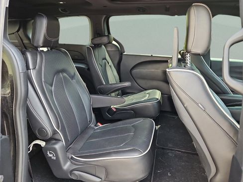 Used 2024 Chrysler Pacifica Limited w/ Uconnect Theater Family Group image 11