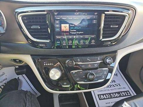 Used 2018 Chrysler Pacifica Touring-L w/ Premium Audio Group image 4