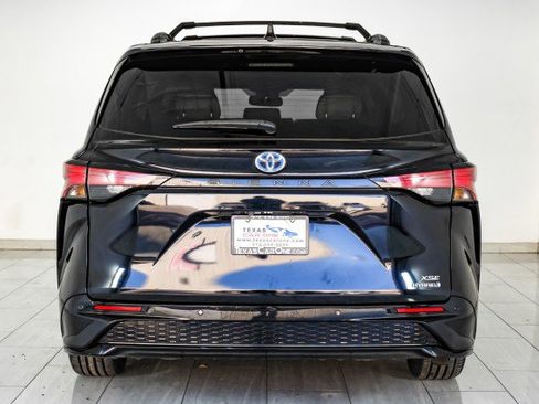 Used 2022 Toyota Sienna XSE image 7