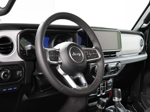 Used 2025 Jeep Wrangler Unlimited Sahara AWD/4WD image 11