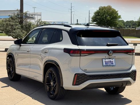 New 2026 Volkswagen Tiguan SE R-Line FWD image 7