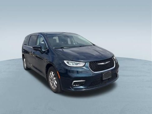 Used 2023 Chrysler Pacifica Touring-L image 4