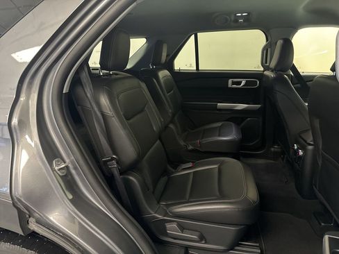 Certified 2022 Ford Explorer XLT w/ Equipment Group 202A image 5