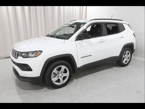 Used 2023 Jeep Compass Latitude w/ Convenience Group AWD/4WD image 3