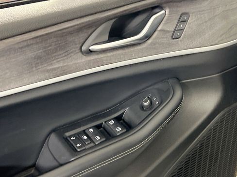 Used 2023 Jeep Grand Cherokee Limited w/ Black Appearance Package AWD/4WD image 18