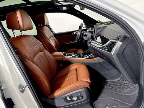 Certified 2024 BMW X7 xDrive40i w/ M Sport Package image 25