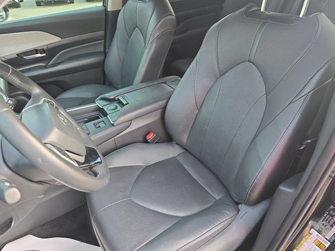 Used 2024 Toyota Grand Highlander AWD image 17