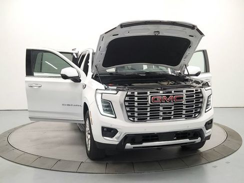 Used 2025 GMC Yukon XL Denali AWD/4WD image 11