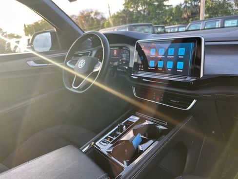 Used 2024 Volkswagen Atlas Cross Sport SE image 25