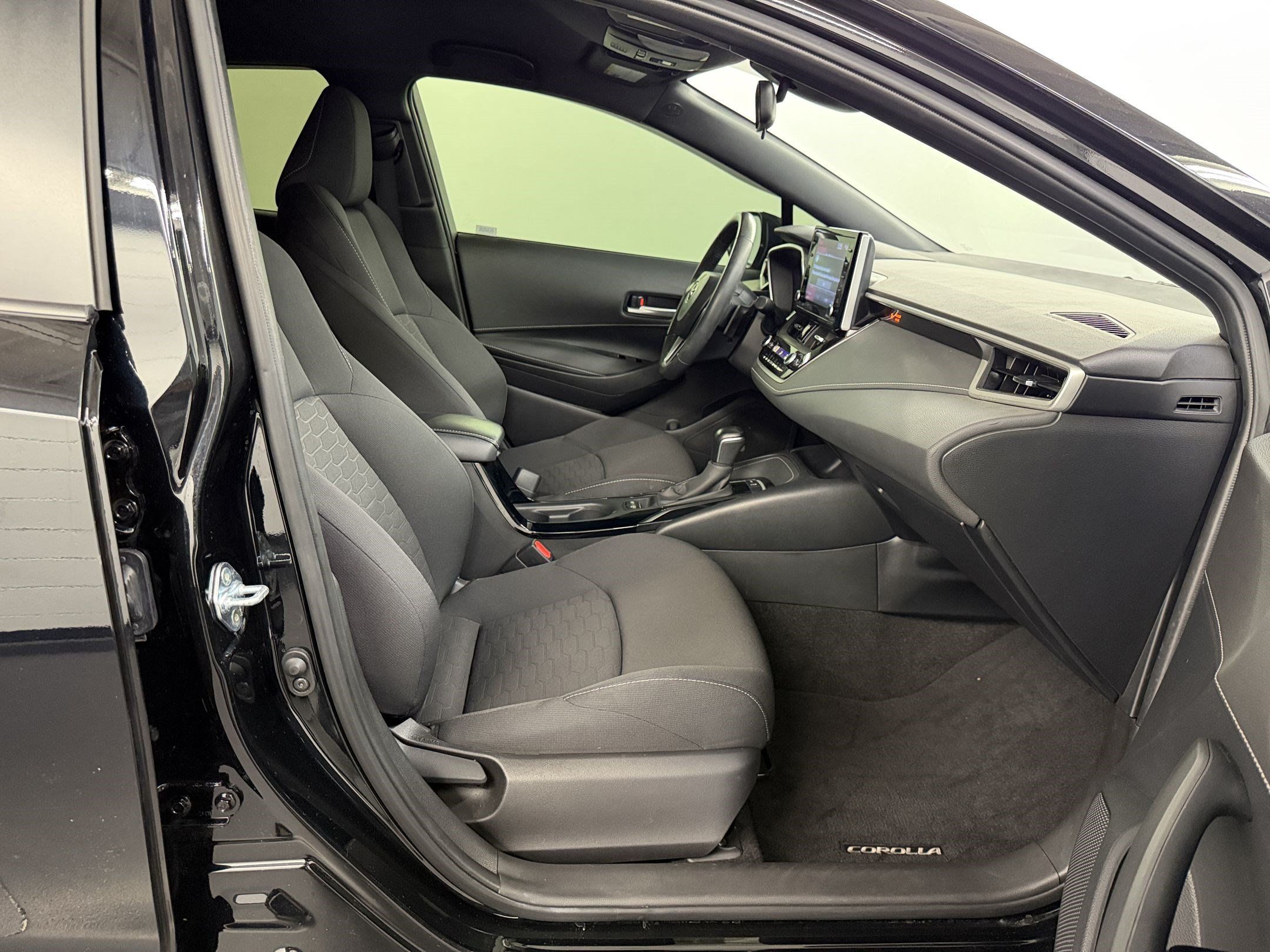 Used 2022 Toyota Corolla SE w/ Carpet Mat Package (TMS) FWD image 22