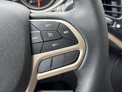 Used 2017 Jeep Cherokee Latitude w/ Comfort/Convenience Group FWD image 27