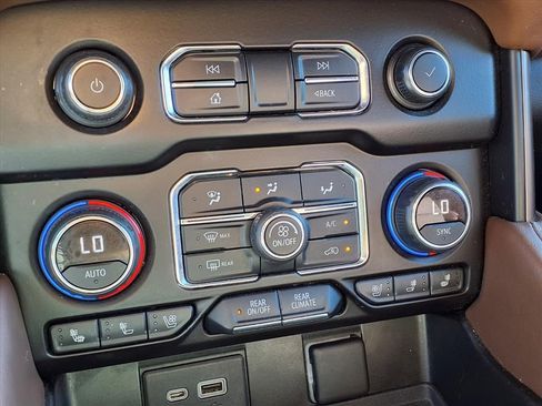 Used 2021 Chevrolet Suburban High Country w/ Premium Package image 22