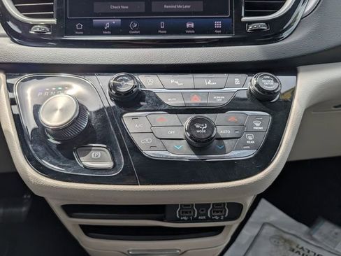Used 2023 Chrysler Pacifica Touring-L FWD image 23