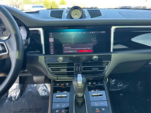 Used 2022 Porsche Macan image 28