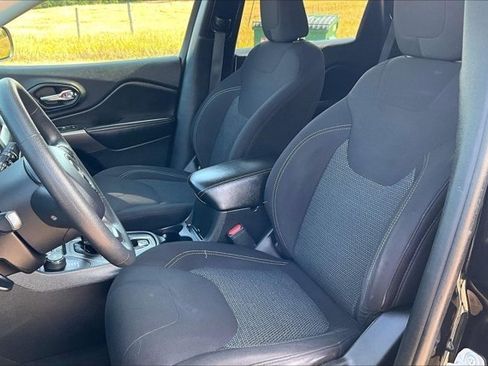 Used 2019 Jeep Cherokee Latitude w/ Popular Appearance Group AWD/4WD image 21