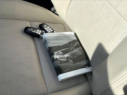 Used 2022 Ford Explorer Platinum w/ Equipment Group 601A image 12