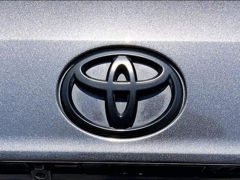 Used 2023 Toyota Highlander LE image 10