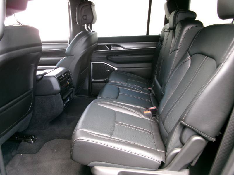 Used 2025 Jeep Wagoneer 4WD image 10