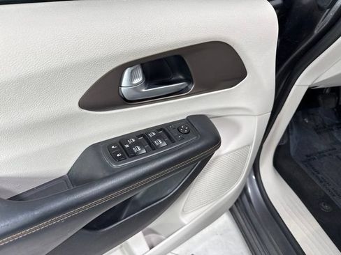 Used 2017 Chrysler Pacifica Touring-L FWD image 13
