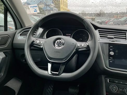 Used 2020 Volkswagen Tiguan SE w/ Panoramic Sunroof Package image 21