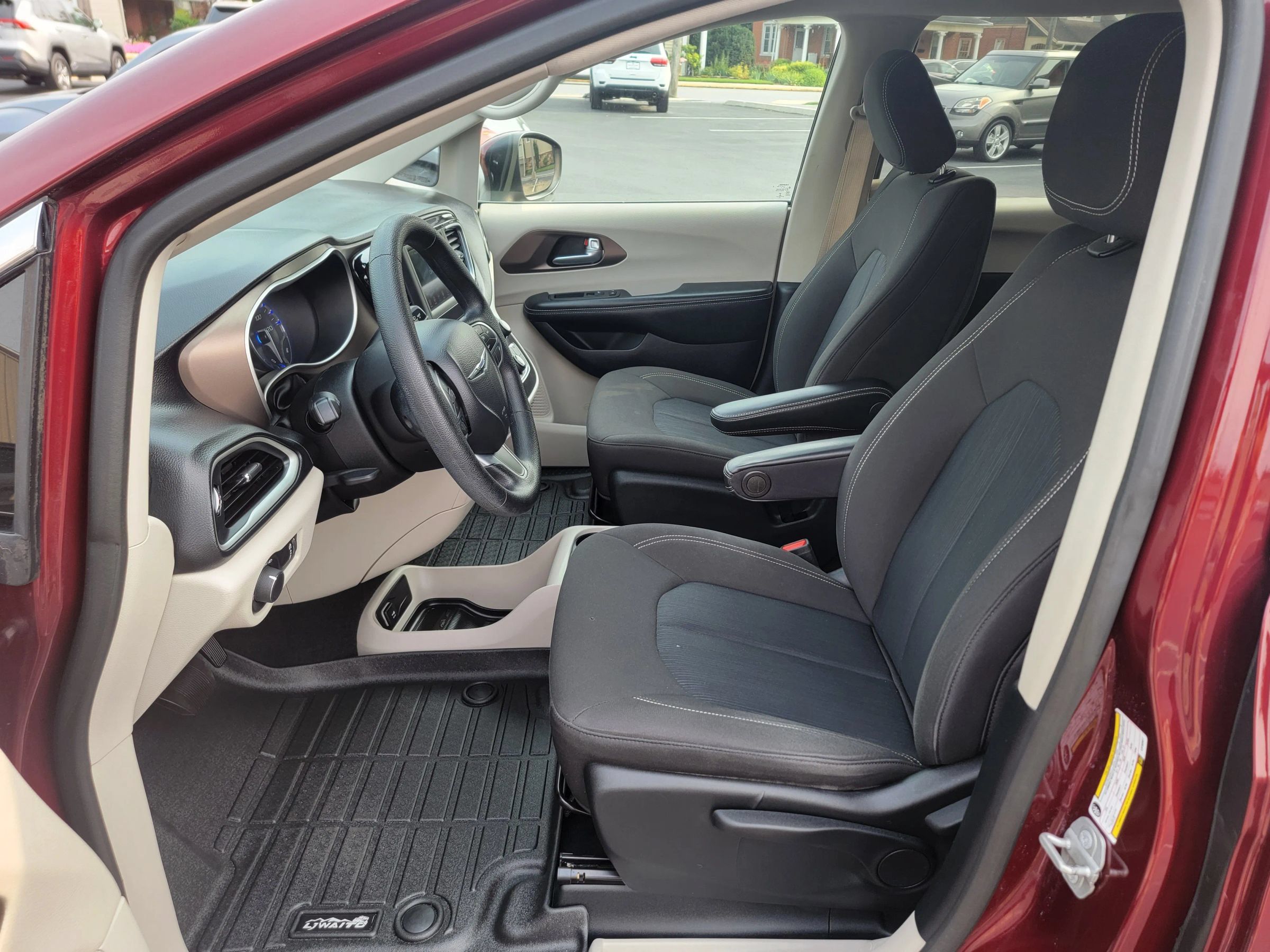 Used 2020 Chrysler Voyager L FWD image 12