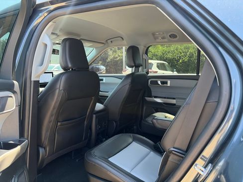 Used 2022 Ford Explorer XLT w/ Equipment Group 202A RWD image 4