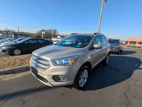 Used 2018 Ford Escape SE w/ SE Sync 3 Package image 3