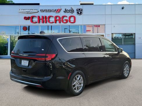 Used 2024 Chrysler Pacifica Touring-L image 4