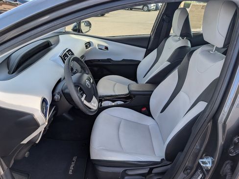 Used 2016 Toyota Prius Three Touring w/ Preferred Accessory Package image 2