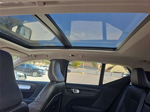 Used 2020 Volvo XC40 T5 Momentum image 22