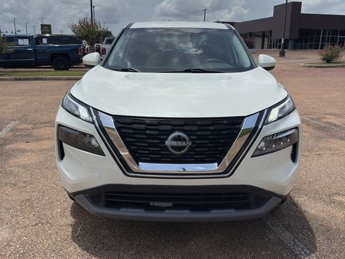 Used 2023 Nissan Rogue SV FWD image 2