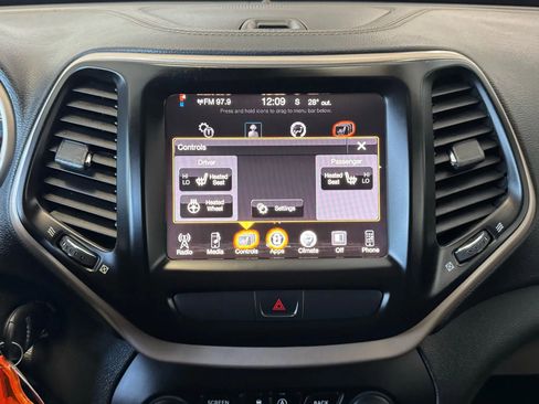 Used 2016 Jeep Cherokee Latitude w/ Cold Weather Group image 17