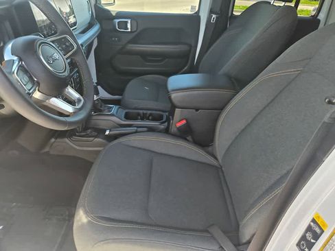 Used 2025 Jeep Wrangler Sahara image 17