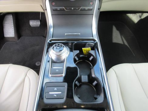 Used 2020 Ford Edge Titanium image 22