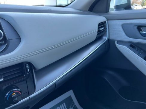 Used 2021 Nissan Rogue SV image 19