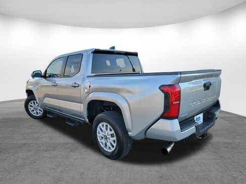Used 2025 Toyota Tacoma SR5 AWD/4WD image 7