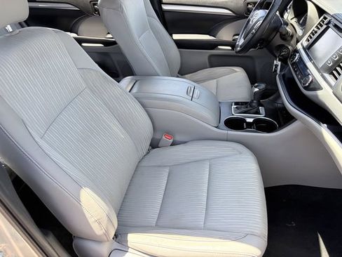 Used 2019 Toyota Highlander Plus FWD image 17