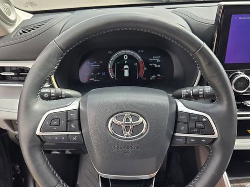 Used 2023 Toyota Highlander Platinum FWD image 28